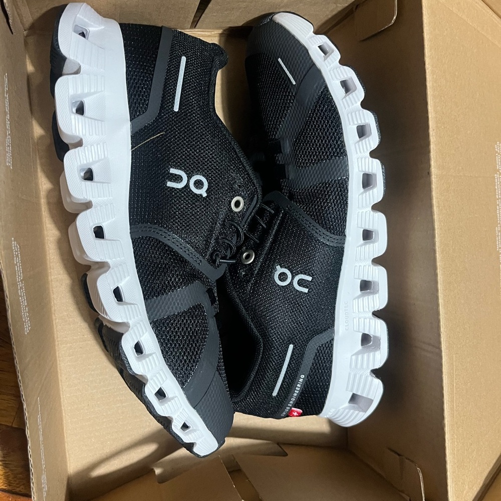 OnCloud Black and White Athletic Shoes women’s size 8